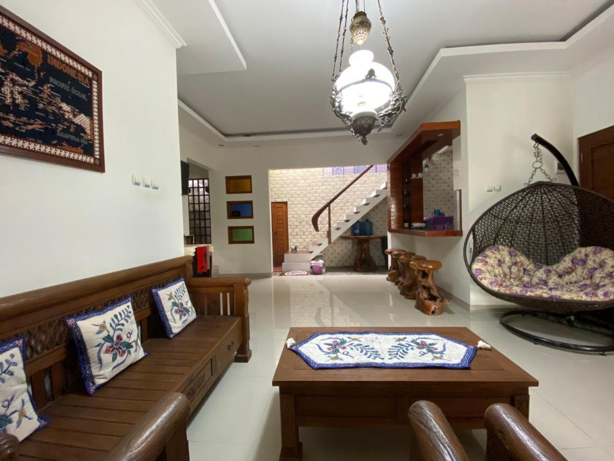 Rengganis Homestay Jogjakarta Buitenkant foto